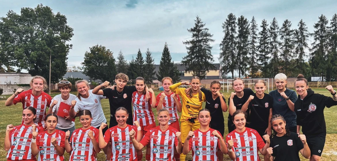 🏆 Ćwierćfinał Wojewódzkiego Pucharu Polski za nami! Nasze zawodniczki wysoko wygrywają z DAP Dębica 13:1 i meldują się w półfinale