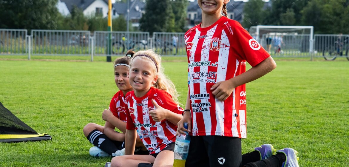 ⚽ Sukces dziewcząt w Eliminacjach Regionalnych 𝟰𝗠𝗢𝗩𝗘 1x1! 💪🏻