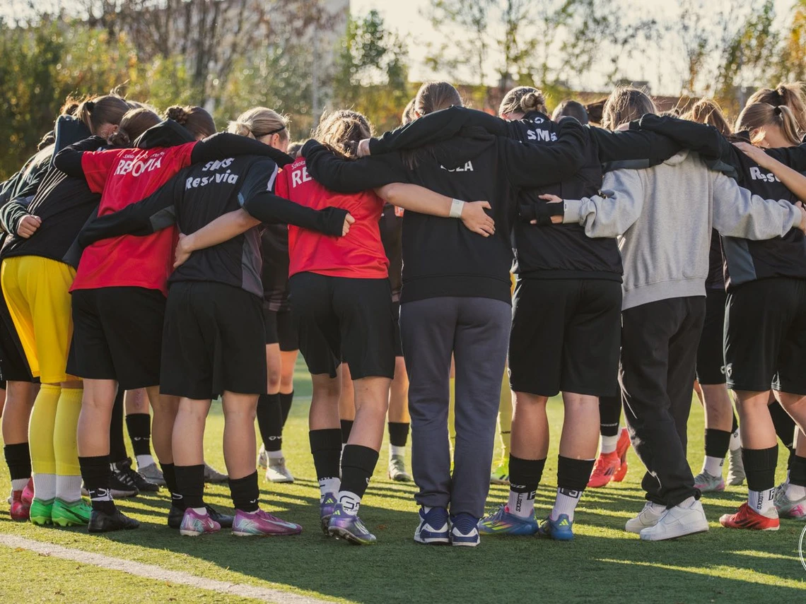 ✅ 𝟳. 𝗸𝗼𝗹𝗲𝗷𝗸𝗮 𝗖𝗲𝗻𝘁𝗿𝗮𝗹𝗻𝗲𝗷 𝗟𝗶𝗴𝗶 𝗝𝘂𝗻𝗶𝗼𝗿𝗲𝗸 𝗨𝟭𝟴 ⚪️🔴