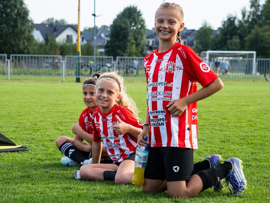 ⚽ Sukces dziewcząt w Eliminacjach Regionalnych 𝟰𝗠𝗢𝗩𝗘 1x1! 💪🏻
